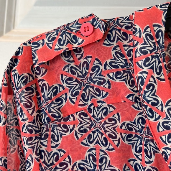 Lovely navy and rose colored blouse with button detailing and roll sleeves. - Picture 5 of 8
